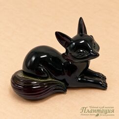 Чайная фигурка Лиса из пластика с глянцевой тёмной поверхностью